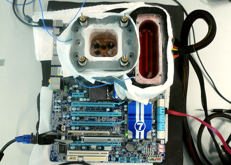 Illustration for article titled The Nitrogen-Cooled Memory Block that Broke the World's Speed Record